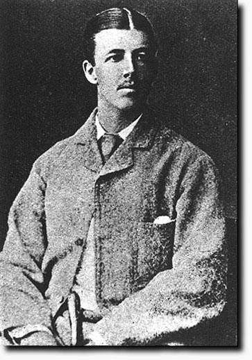 Лейтенант Уолтър Хамилтън, носител на Кръст Виктория за храброст. Той е едва на 23 години, когато загива, водейки геройски своите малочислени сили